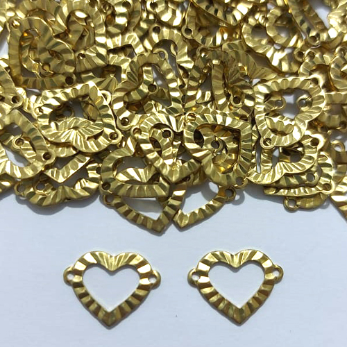 ACESSÓRIO NO BRUTO PRONTO PARA O BANHO - (4205) CORAÇÃO VAZADO COM DUAS ARGOLINHAS 10MM - PESO 0,3GR - COMPOSIÇÃO 100% LATÃO - BRU27011