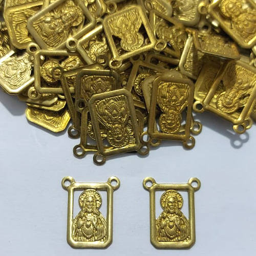 ACESSÓRIO NO BRUTO PRONTO PARA O BANHO - (3.2235A2) ESCAPULÁRIO JESUS VAZADO 13X15MM - PESO 0,5GR - COMPOSIÇÃO 100% LATÃO - BRU27013