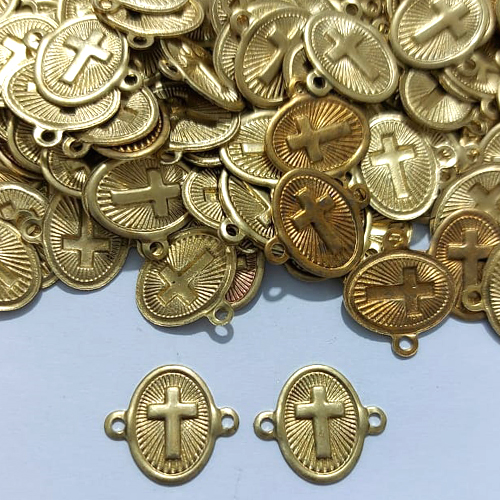 ACESSÓRIO NO BRUTO PRONTO PARA O BANHO - (3.1874A2) OVAL COM CRUCIFIXO COM DUAS ARGOLINHAS 12MM - PESO 0,5GR - COMPOSIÇÃO 100% LATÃO - BRU27017