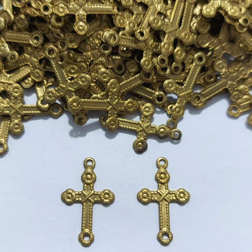 ACESSÓRIO NO BRUTO PRONTO PARA O BANHO - (3.1616F1) CRUCIFIXO COM DUAS ARGOLINHAS 16MM - PESO 0,3GR - COMPOSIÇÃO 100% LATÃO - BRU27018