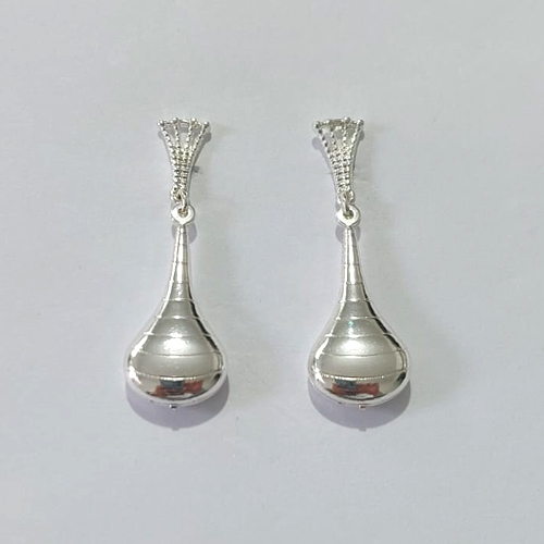 BRINCO FOLHEADO A PRATA COM 50 MILÉSIMOS + VERNIZ DIAMOND - BRINCO FOLHEADO COM BASE VAZADA COM GOTA DESENHADA 14MM - PRA1131