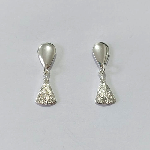 BRINCO FOLHEADO A PRATA COM 50 MILÉSIMOS + VERNIZ DIAMOND - BRINCO PINO COM PINGENTE NOSSA SENHORA APARECIDA 8MM- PRA1133