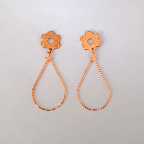 BRINCO NO BRUTO PRONTO PARA O BANHO(CX47) - BRINCO DE PINO COM BASE FLOR E GOTA VAZADA 36MM - PESO 2GR - BRU27039