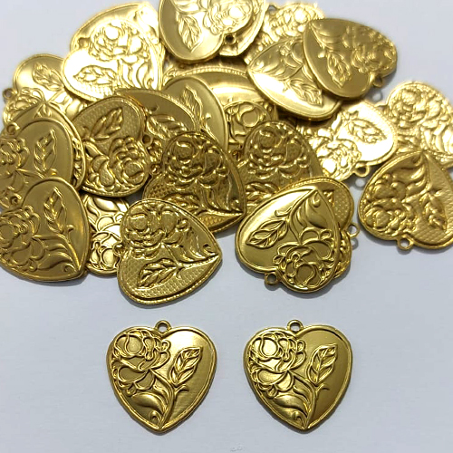 ACESSÓRIO NO BRUTO PRONTO PARA O BANHO - (5201) CORAÇÃO COM ROSA E FOLHA 17MM - PESO 1,3GR - COMPOSIÇÃO 100% LATÃO- BRU27093