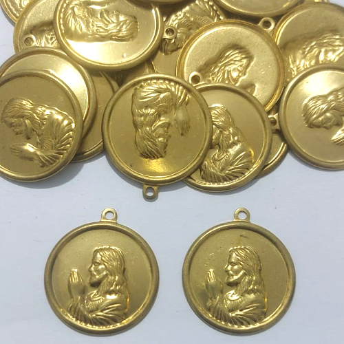 ACESSÓRIO NO BRUTO PRONTO PARA O BANHO - (E1799) (CX.71) JESUS ORANDO 20MM - PESO 1,8GR - COMPOSIÇÃO 100% LATÃO - BRU27117