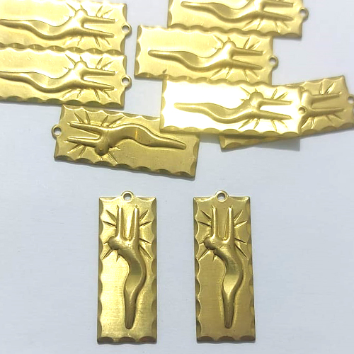 ACESSÓRIO NO BRUTO PRONTO PARA O BANHO - (946) (CX.71) PLACA CRISTO 10X25MM - PESO 1,5GR - COMPOSIÇÃO 100% LATÃO - BRU27133