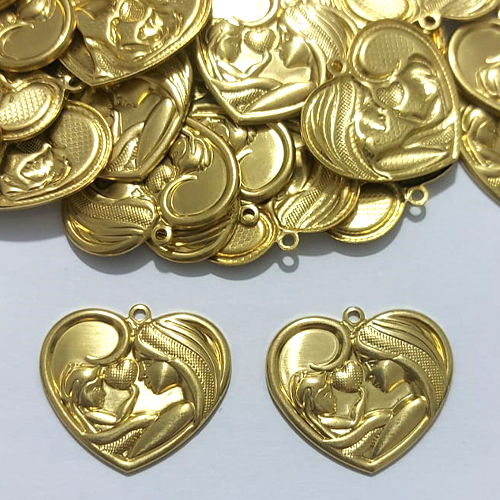 ACESSÓRIO NO BRUTO RONTO PARA O BANHO - (4697) CORAÇÃO MÃE E FILHO 20MM - PESO 2,2GR - COMPOSIÇÃO 100% LATÃO - BRU27146