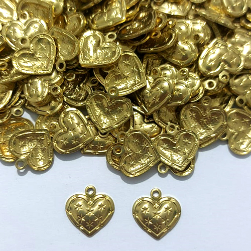 ACESSÓRIO NO BRUTO PRONTO PARA O BANHO - (3780) CORAÇÃO COM ESTRELAS 12MM - PESO 0,6GR - COMPOSIÇÃO 100% LATÃO - BRU27151
