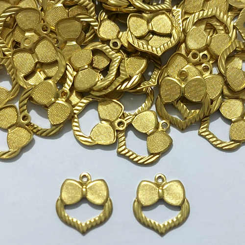 ACESSÓRIO NO BRUTO PRONTO PARA O BANHO - (2400) CORAÇÃO VAZADO COM LAÇO 13MM - PESO 0,6GR - COMPOSIÇÃO 100% LATÃO - BRU27154