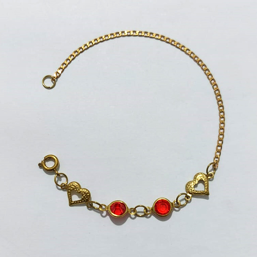 PULSEIRA NO BRUTO PRONTA PARA O BANHO(CX192) - PULSEIRA 17CM - COM CORAÇÕES VAZADOS E STRASS VERMELHOS - PESO 1,6GR - COMPOSIÇÃO: 100% LATÃO - BRU27164