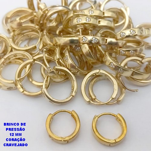BRINCO NO BRUTO PRONTO BANHO (CX190) - BRINCO ARGOLINHA DE PRESSÃO(TRANQUETA) COM TREIS CORAÇÃO CRAVEJADO-TAMANHO 12MM - ARGOLINHA DE PRESSÃO (TRANQUETA) - PESO TOTAL 1.9GR - BRU26718