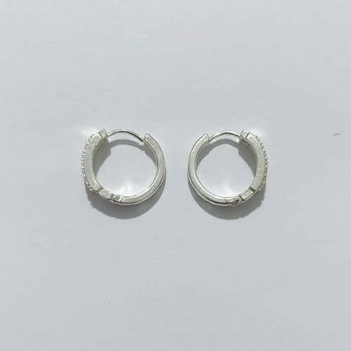 BRINCO FOLHEADO A PRATA COM 50 MILÉSIMOS + VERNIZ DIAMOND - BRINCO ARGOLA CRAVEJADO COM MICRO ZIRCÔNIAS CRISTAIS - TAMANHO: 6X19MM - PRA1142