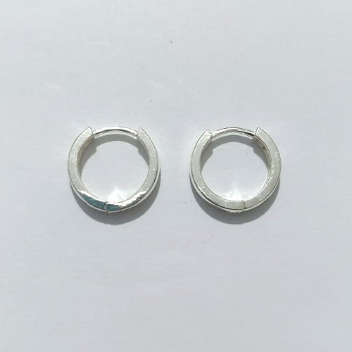 BRINCO FOLHEADO A PRATA COM 50 MILÉSIMOS + VERNIZ DIAMOND - BRINCO ARGOLA CRAVEJADO COM MICRO ZIRCÔNIAS CRISTAIS - TAMANHO: 3X15MM - PRA1143
