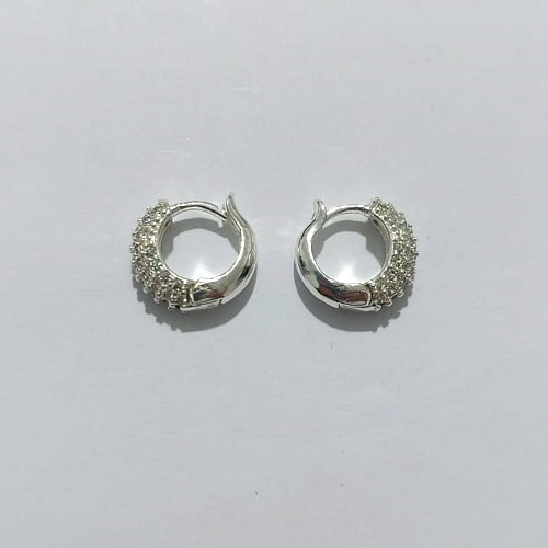 BRINCO FOLHEADO A PRATA COM 50 MILÉSIMOS + VERNIZ DIAMOND - BRINCO ARGOLA CRAVEJADO COM MICRO ZIRCÔNIAS CRISTAIS - TAMANHO: 5X14MM - PRA1144