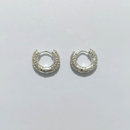 BRINCO FOLHEADO A PRATA COM 50 MILÉSIMOS + VERNIZ DIAMOND - BRINCO ARGOLA CRAVEJADO COM MICRO ZIRCÔNIAS CRISTAIS - TAMANHO: 4X16MM - PRA1145
