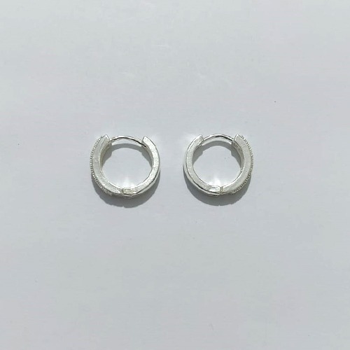 BRINCO FOLHEADO A PRATA COM 50 MILÉSIMOS + VERNIZ DIAMOND - BRINCO ARGOLA CRAVEJADO COM MICRO ZIRCÔNIAS CRISTAIS - TAMANHO: 4X17MM - PRA1148
