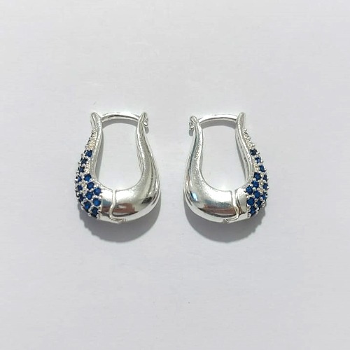 BRINCO FOLHEADO A PRATA COM 50 MILÉSIMOS + VERNIZ DIAMOND - BRINCO ARGOLA CRAVEJADO COM MICRO ZIRCÔNIAS AZUIS - TAMANHO: 6X21MM - PRA1153