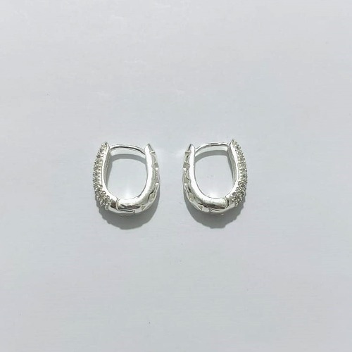 BRINCO FOLHEADO A PRATA COM 50 MILÉSIMOS + VERNIZ DIAMOND - BRINCO ARGOLA CRAVEJADO COM MICRO ZIRCÔNIAS CRISTAIS - TAMANHO: 6X17MM - PRA1154