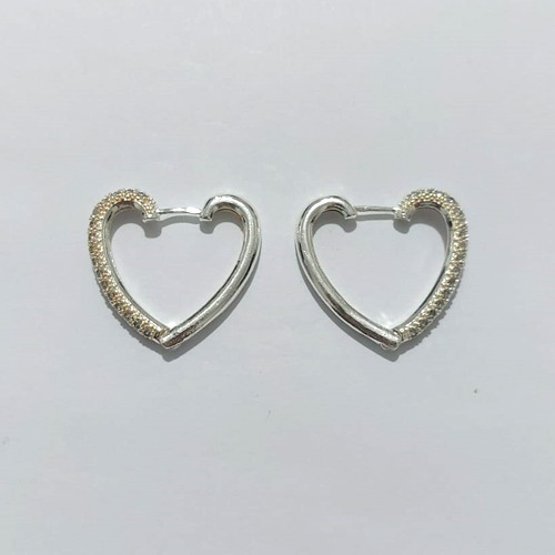 BRINCO FOLHEADO A PRATA COM 50 MILÉSIMOS + VERNIZ DIAMOND - BRINCO ARGOLA CORAÇÃO CRAVEJADO COM MICRO ZIRCÔNIAS CRISTAIS - TAMANHO: 4X27MM - PRA1155