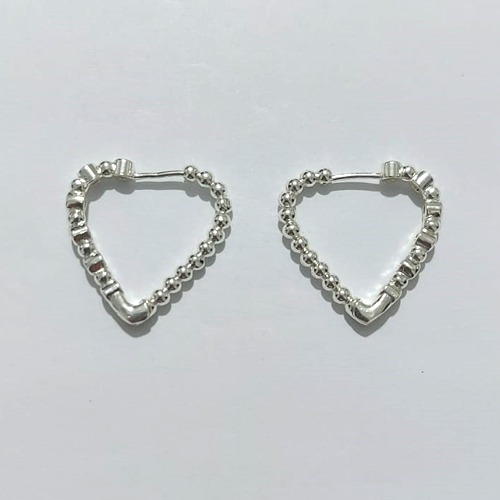 BRINCO FOLHEADO A PRATA COM 50 MILÉSIMOS + VERNIZ DIAMOND - BRINCO ARGOLA CORAÇÃO CRAVEJADO COM MICRO ZIRCÔNIAS CRISTAIS - TAMANHO: 3X26MM - PRA1156