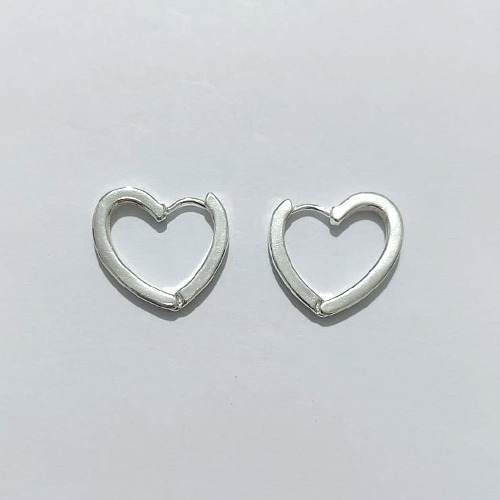 BRINCO FOLHEADO A PRATA COM 50 MILÉSIMOS + VERNIZ DIAMOND - BRINCO ARGOLA CORAÇÃO CRAVEJADO COM MICRO ZIRCÔNIAS CRISTAIS - TAMANHO: 2X19MM - PRA1157