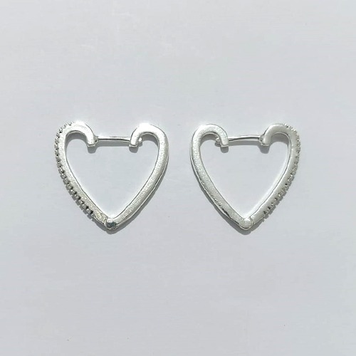 BRINCO FOLHEADO A PRATA COM 50 MILÉSIMOS + VERNIZ DIAMOND - BRINCO ARGOLA CORAÇÃO CRAVEJADO COM MICRO ZIRCÔNIAS COLORIDAS - TAMANHO: 1,5X24MM - PRA1158