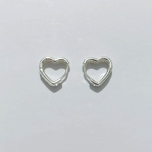 BRINCO FOLHEADO A PRATA COM 50 MILÉSIMOS + VERNIZ DIAMOND - BRINCO ARGOLA CORAÇÃO CRAVEJADO COM MICRO ZIRCÔNIAS CRISTAIS - TAMANHO: 4X13MM - PRA1159