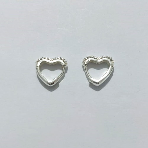 BRINCO FOLHEADO A PRATA COM 50 MILÉSIMOS + VERNIZ DIAMOND - BRINCO ARGOLA CORAÇÃO CRAVEJADO COM MICRO ZIRCÔNIAS CRISTAIS - TAMANHO: 3X12MM - PRA1160