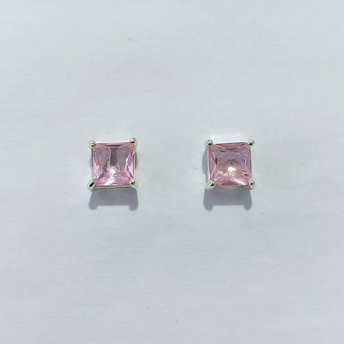 BRINCO FOLHEADO A PRATA COM 50 MILÉSIMOS + VERNIZ DIAMOND - BRINCOS DE PINO COM ZIRCÔNIAS QUADRADAS ROSA 8X8MM - PRA1165