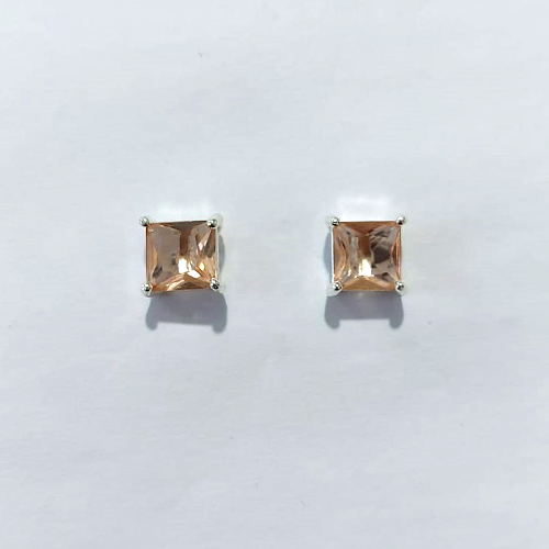 BRINCO FOLHEADO A PRATA COM 50 MILÉSIMOS + VERNIZ DIAMOND - BRINCOS DE PINO COM ZIRCÔNIAS QUADRADAS BEGE 8X8MM - PRA1166