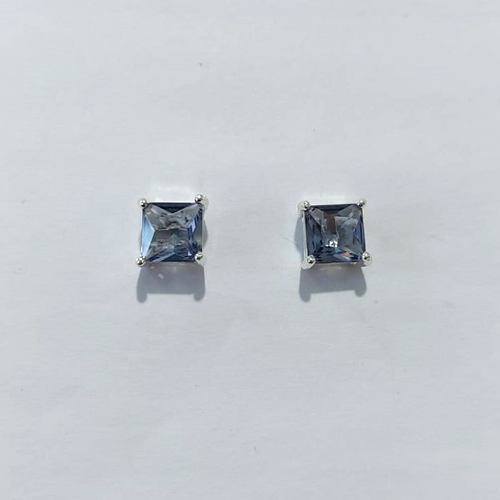 BRINCO FOLHEADO A PRATA COM 50 MILÉSIMOS + VERNIZ DIAMOND - BRINCOS DE PINO COM ZIRCÔNIAS QUADRADAS LILÁS 8X8MM - PRA1167