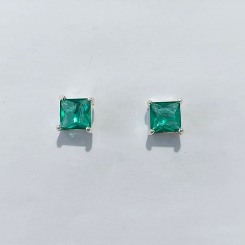 BRINCO FOLHEADO A PRATA COM 50 MILÉSIMOS + VERNIZ DIAMOND - BRINCOS DE PINO COM ZIRCÔNIAS QUADRADAS VERDE 8X8MM - PRA1168