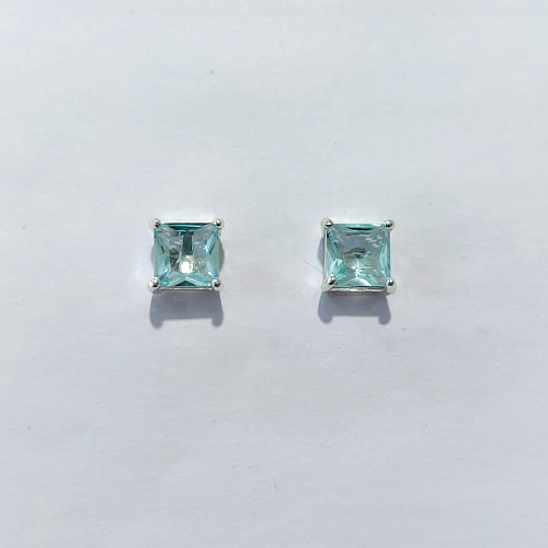 BRINCO FOLHEADO A PRATA COM 50 MILÉSIMOS + VERNIZ DIAMOND - BRINCOS DE PINO COM ZIRCÔNIAS QUADRADAS AZUL CLARA 8X8MM - PRA1169