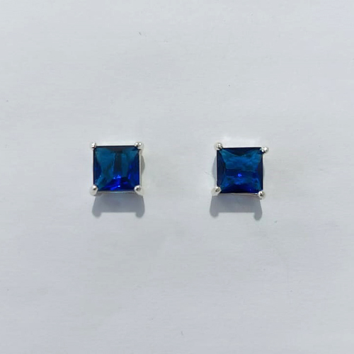 BRINCO FOLHEADO A PRATA COM 50 MILÉSIMOS + VERNIZ DIAMOND - BRINCOS DE PINO COM ZIRCÔNIAS QUADRADAS AZUL ESCURA 8X8MM - PRA1170
