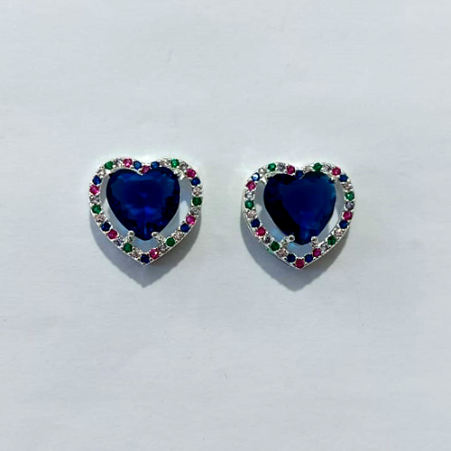 BRINCO FOLHEADO A PRATA COM 50 MILÉSIMOS + VERNIZ DIAMOND - BRINCOS DE PINO CORAÇÃO COM BASE CRAVEJADA COM MICROS ZIRCÔNIAS COLORIDAS E ZIRCÔNIAS CORAÇÃO AZUL ESCURA 10MM - PRA1171