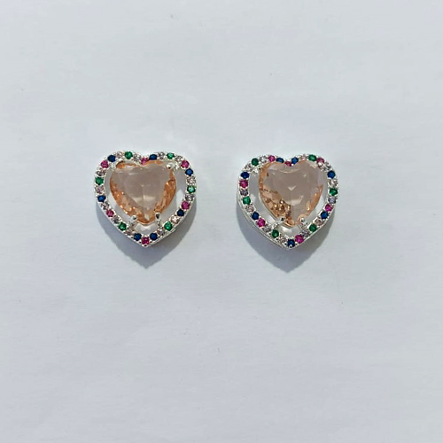 BRINCO FOLHEADO A PRATA COM 50 MILÉSIMOS + VERNIZ DIAMOND - BRINCOS DE PINO CORAÇÃO COM BASE CRAVEJADA COM MICROS ZIRCÔNIAS COLORIDAS E ZIRCÔNIAS CORAÇÃO BEGE 10MM - PRA1172