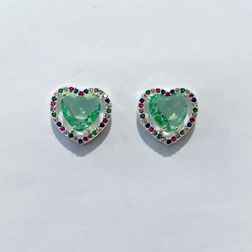 BRINCO FOLHEADO A PRATA COM 50 MILÉSIMOS + VERNIZ DIAMOND - BRINCOS DE PINO CORAÇÃO COM BASE CRAVEJADA COM MICROS ZIRCÔNIAS COLORIDAS E ZIRCÔNIAS CORAÇÃO VERDE 10MM - PRA1173
