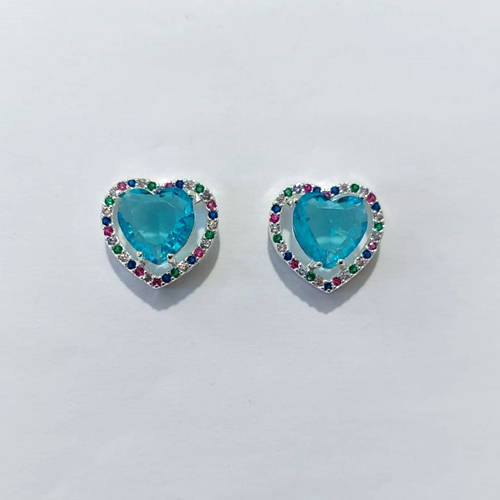 BRINCO FOLHEADO A PRATA COM 50 MILÉSIMOS + VERNIZ DIAMOND - BRINCOS DE PINO CORAÇÃO COM BASE CRAVEJADA COM MICROS ZIRCÔNIAS COLORIDAS E ZIRCÔNIAS CORAÇÃO AZUL 10MM - PRA1174