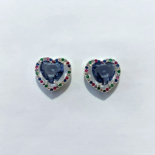 BRINCO FOLHEADO A PRATA COM 50 MILÉSIMOS + VERNIZ DIAMOND - BRINCOS DE PINO CORAÇÃO COM BASE CRAVEJADA COM MICROS ZIRCÔNIAS COLORIDAS E ZIRCÔNIAS CORAÇÃO LILÁS 10MM - PRA1175