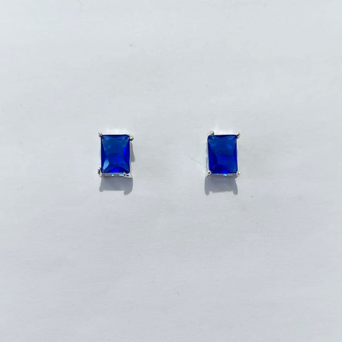 BRINCO FOLHEADO A PRATA COM 50 MILÉSIMOS + VERNIZ DIAMOND - BRINCOS DE PINO COM ZIRCÔNIAS AZUL 6X10MM - PRA1177