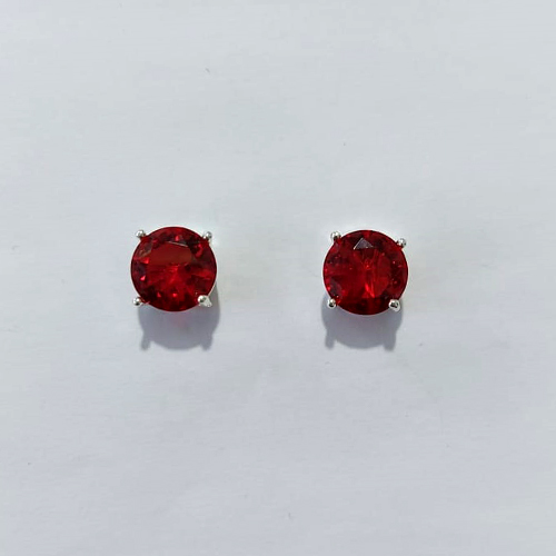 BRINCO FOLHEADO A PRATA COM 50 MILÉSIMOS + VERNIZ DIAMOND - BRINCOS DE PINO COM ZIRCÔNIAS REDONDA VERMELHA 10MM - PRA1178