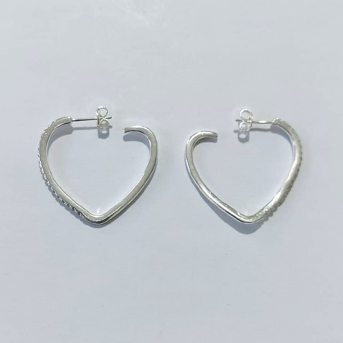 BRINCO FOLHEADO A PRATA COM 50 MILÉSIMOS + VERNIZ DIAMOND - BRINCOS DE PINO CORAÇÃO CRAVEJADO EM MICROS ZIRCÔNIAS 31MM - PRA1180