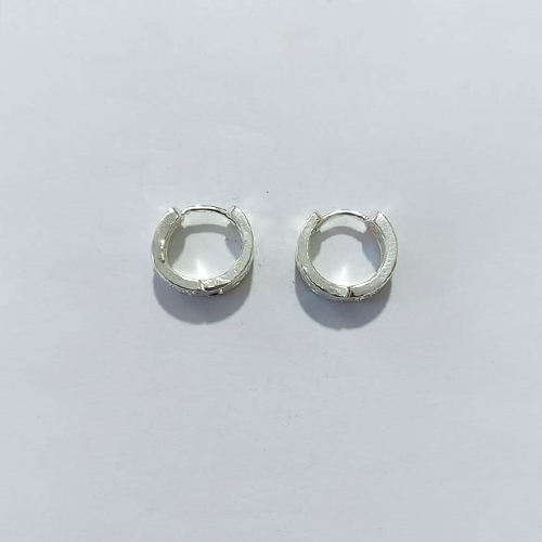 BRINCO FOLHEADO A PRATA COM 50 MILÉSIMOS + VERNIZ DIAMOND - BRINCOS ARGOLA DE PRESSÃO CRAVEJADO EM MICROS ZIRCÔNIAS 6X14MM - PRA1181