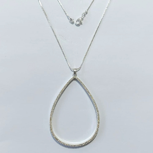 GARGANTILHA FOLHEADA A PRATA COM 50 MILÉSIMOS + VERNIZ DIAMOND - GARGANTILHA COM CORRENTE VENEZIANA 45CM E PINGENTE GOTA VAZADA CRAVEJADA EM MICROS ZIRCÔNIAS 57MM - PRA1183