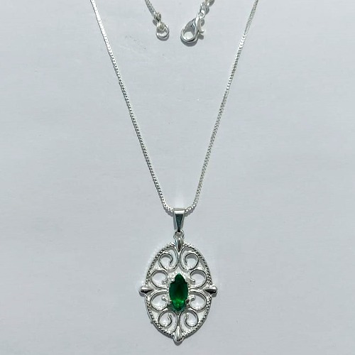 GARGANTILHA FOLHEADA A PRATA COM 50 MILÉSIMOS + VERNIZ DIAMOND - GARGANTILHA COM CORRENTE VENEZIANA 45CM E PINGENTE VAZADO COM ZIRCÔNIA VERDE 21X27MM - PRA1184