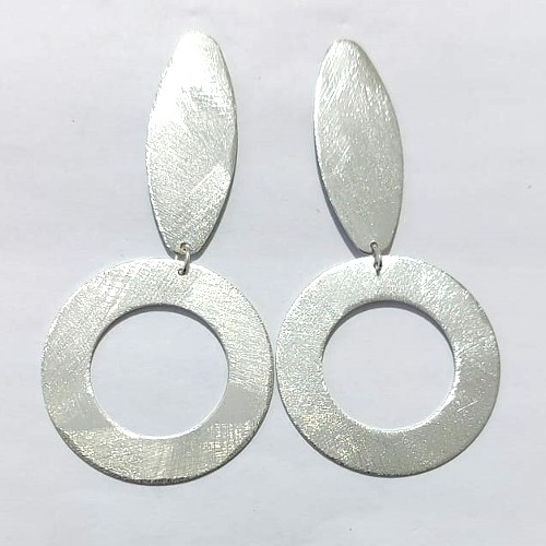 BRINCO FOLHEADO A PRATA COM 50 MILÉSIMOS + VERNIZ DIAMOND - BRINCO DE PINO BASE OVAL E ARGOLA VAZADA 35MM - PRA1186