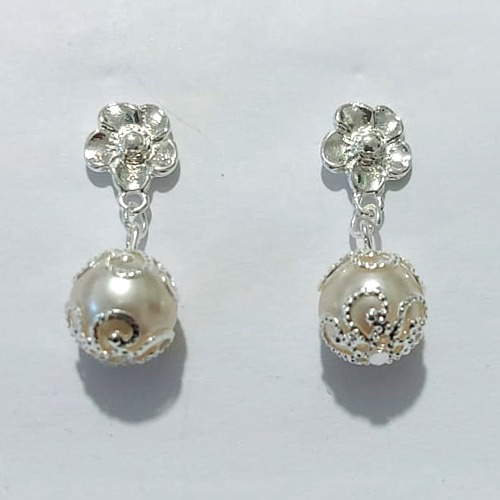 BRINCO FOLHEADO A PRATA COM 50 MILÉSIMOS + VERNIZ DIAMOND - BRINCO DE PINO BASE FLOR E PÉROLA TRABALHADA 10MM - PRA1189