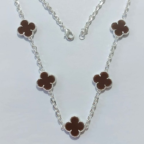 GARGANTILHA FOLHEADA A PRATA COM 50 MILÉSIMOS + VERNIZ DIAMOND - 50CM COM TREVOS TIPO VAN CLEEF MARROM 15MM - PRA1204