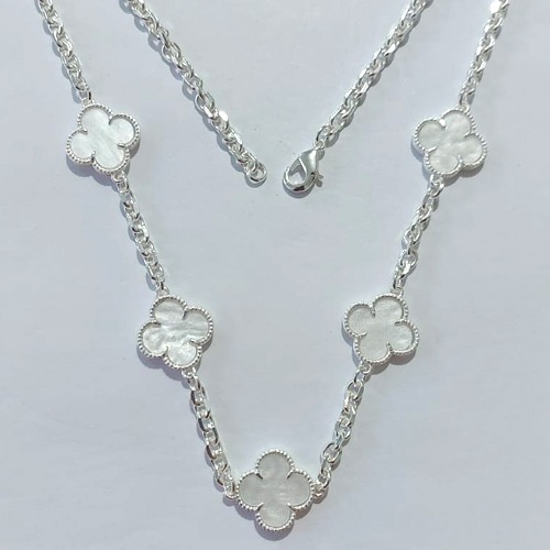 GARGANTILHA FOLHEADA A PRATA COM 50 MILÉSIMOS + VERNIZ DIAMOND - 50CM COM TREVOS TIPO VAN CLEEF MADRE PÉROLA 15MM - PRA1205