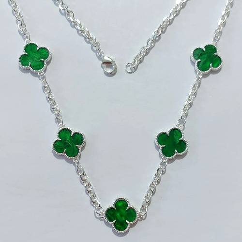 GARGANTILHA FOLHEADA A PRATA COM 50 MILÉSIMOS + VERNIZ DIAMOND - 50CM COM TREVOS TIPO VAN CLEEF VIDRO VERDE 15MM - PRA1207